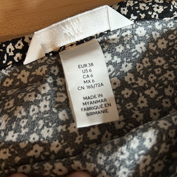 H&M creped skirt black White floral size 6 - Picture 2 of 3